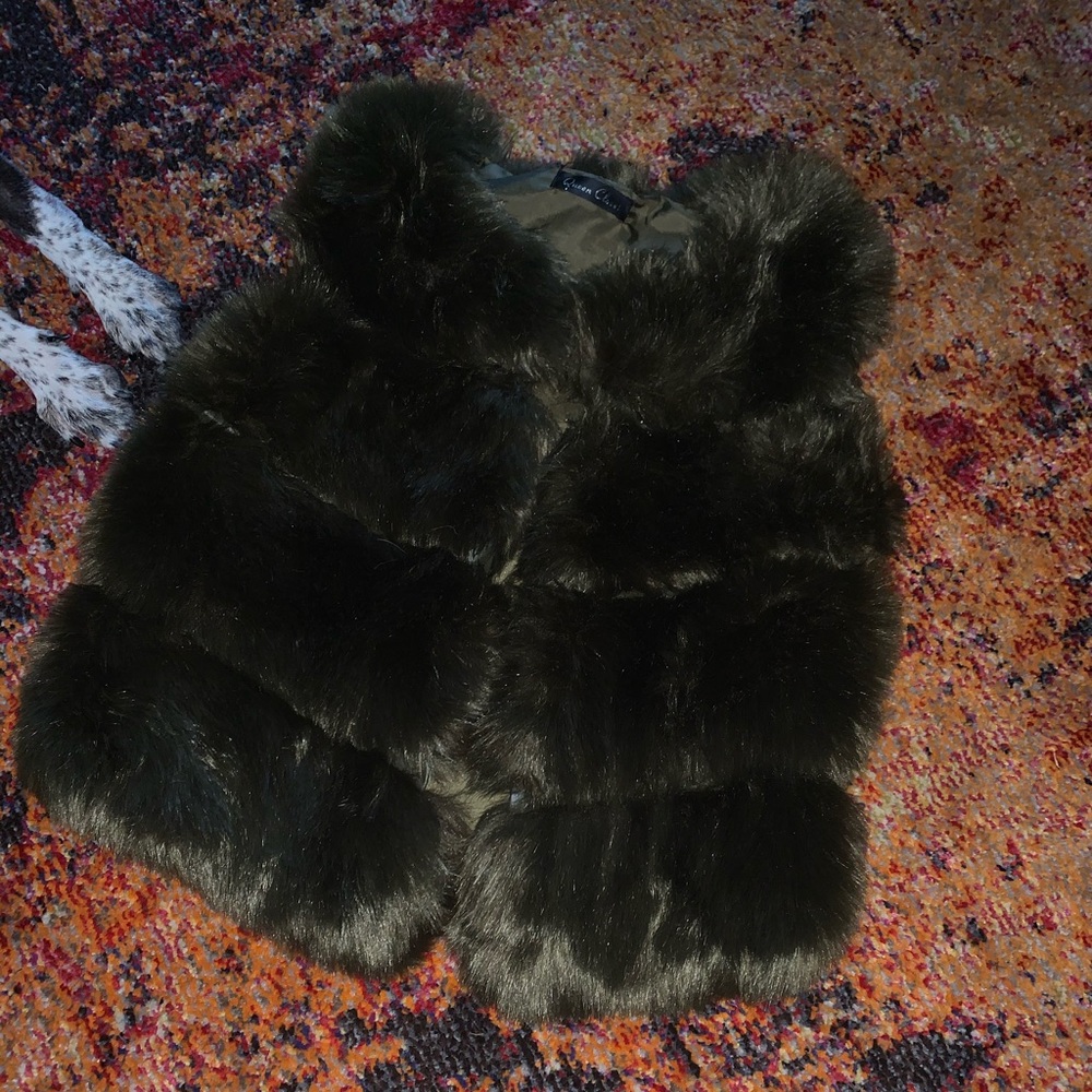 Plush Forest Green Sleeveless Jacket/Shawl